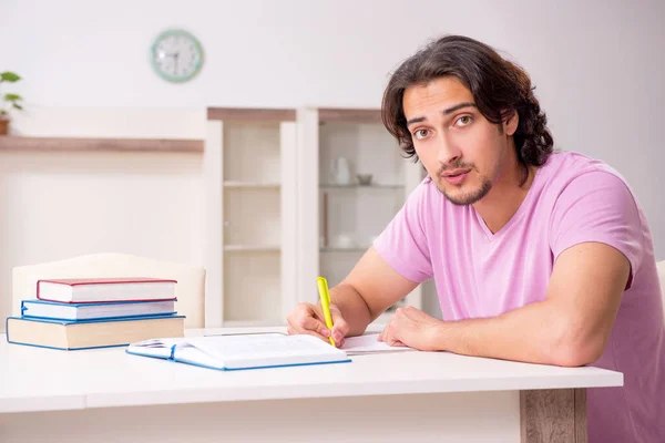 Fiatal férfi diák készül vizsgák otthon — Stock Fotó