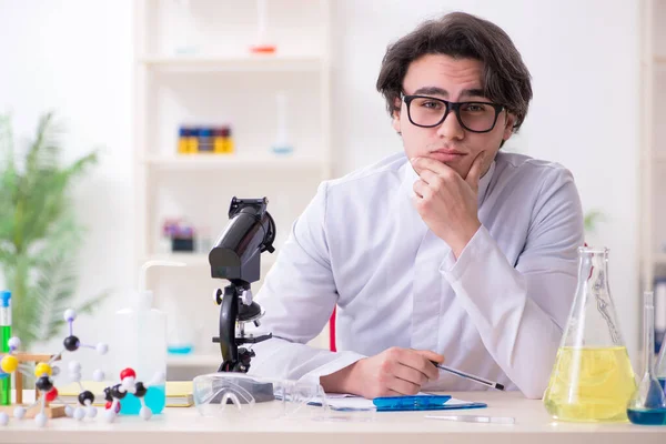 Bioquímico varón joven trabajando en el laboratorio — Foto de Stock