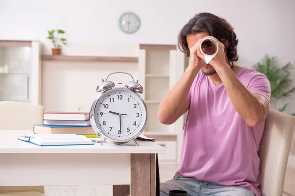 Joven estudiante de arquitecto preparándose para los exámenes en casa — Foto de Stock