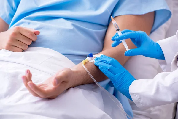 Paciente masculino no conceito de transfusão de sangue — Fotografia de Stock