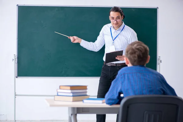 Jonge mannelijke leraar en jongen in de klas — Stockfoto