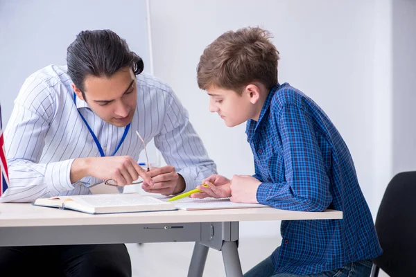 Professor e menino de inglês masculino na sala de aula — Fotografia de Stock