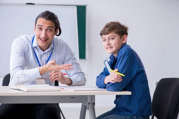 Ung manlig lärare och pojke i klassrummet — Stockfoto