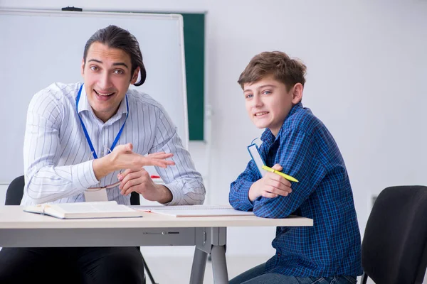 Jovem professor e menino na sala de aula — Fotografia de Stock