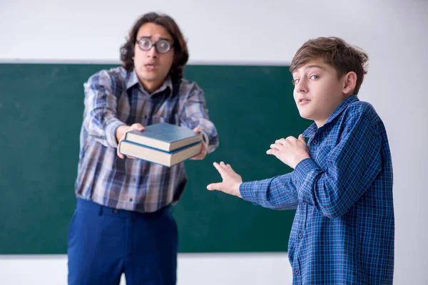 Lustig männlich lehrer und boy im die klassenzimmer — Stockfoto