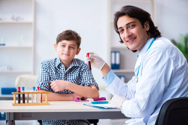 Ragazzo nel concetto di trasfusione di sangue — Foto Stock