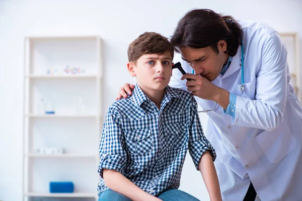 HNO-Arzt untersucht Ohr von Jungen — Stockfoto