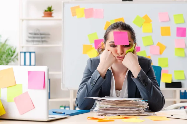 Junge Arbeitnehmerin in widersprüchlichem Prioritätenkonzept — Stockfoto