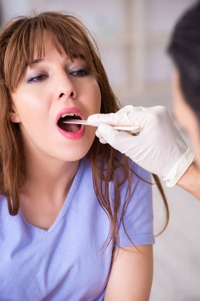 Ung patient besökande doktor otolaryngologist — Stockfoto