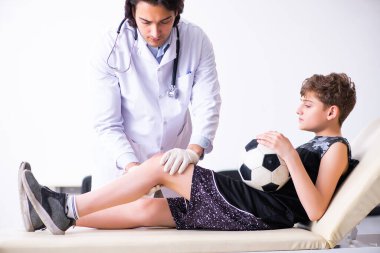 Erkek futbolcudan genç doktor travmatolojisti ziyaret