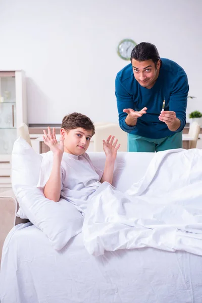 病気の息子の世話をする若い父親 — ストック写真