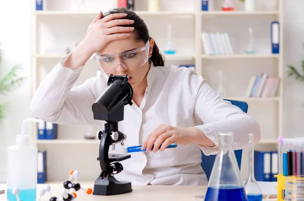 Jonge vrouwelijke chemicus werkzaam in het lab — Stockfoto