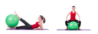 Beyazlar üzerinde top egzersizi yapan genç kadın.