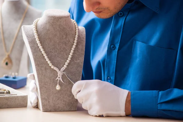 Junger Juwelier arbeitet in seiner Werkstatt — Stockfoto