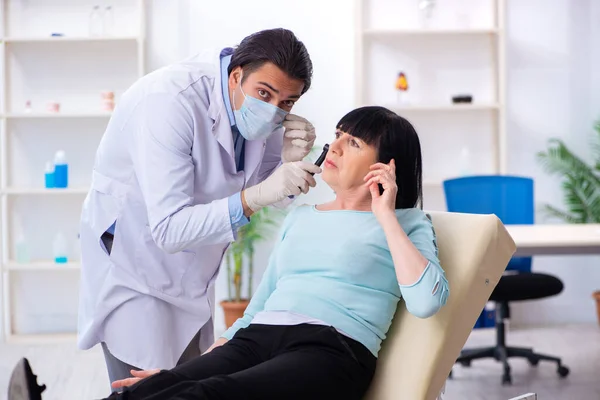 Vieille femme visitant jeune médecin laryngologue — Photo