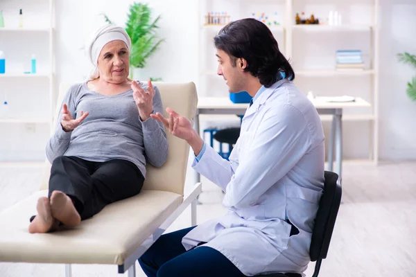 Giovane medico maschio e paziente oncologico femminile — Foto Stock