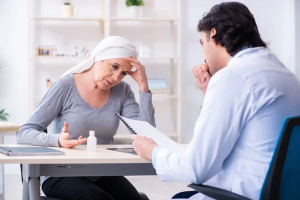 Jonge mannelijke arts en vrouwelijke oncologie patiënt — Stockfoto