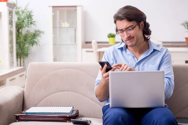 Joven empleado masculino que trabaja en casa — Foto de Stock