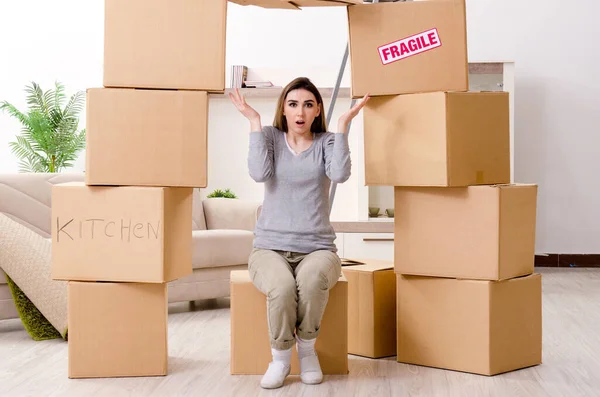 Junge schöne Frau zieht in neue Wohnung — Stockfoto