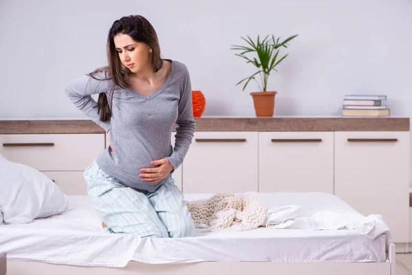 Mujer embarazada joven en el dormitorio — Foto de Stock