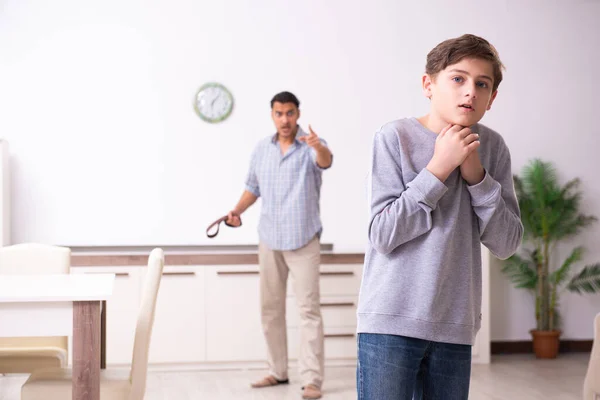 Padre golpeando y castigando a su hijo —  Fotos de Stock