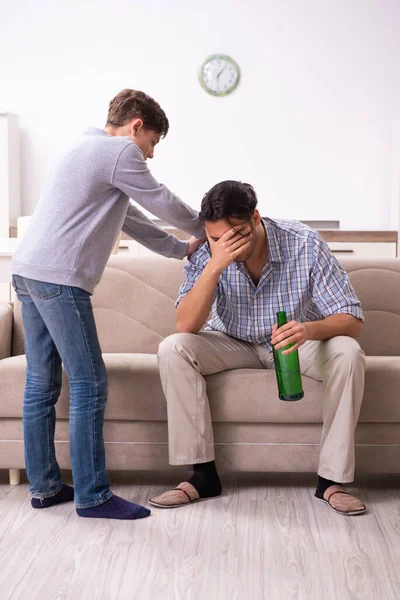 Borracho padre y su hijo — Foto de Stock