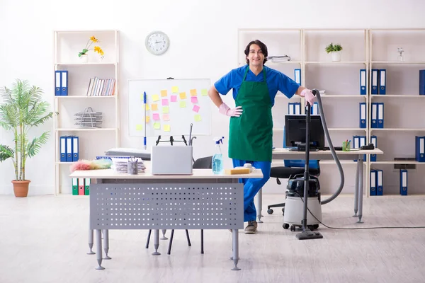 Ofiste çalışan yakışıklı, profesyonel temizlikçi.