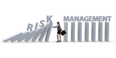 Risk yönetimi konseptinde iş kadını