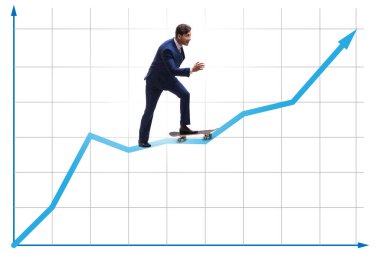 Finans grafiğinde kaykaya binen iş adamı