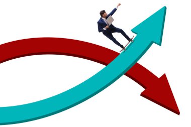 Finans grafiğinde kaykaya binen iş adamı