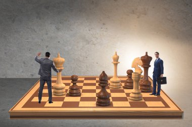 Strateji kavramında büyük satranç tahtasında iş adamı