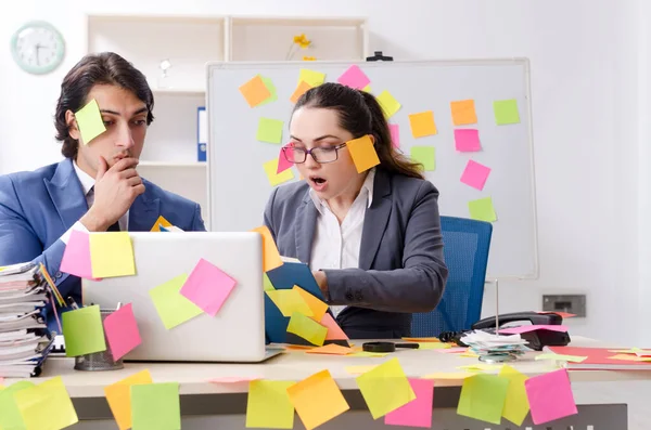 Dos colegas empleados que trabajan en la oficina — Foto de Stock