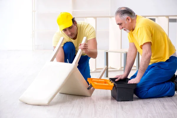 Due falegnami appaltatori che lavorano al chiuso — Foto Stock