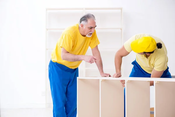 Dos contratistas carpinteros trabajando en interiores — Foto de Stock