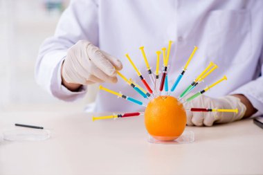 Erkek beslenme uzmanı gıda ürünlerini laboratuarda test ediyor.