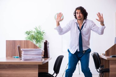 Genç bir erkek işçi aşırı işten memnun değil.