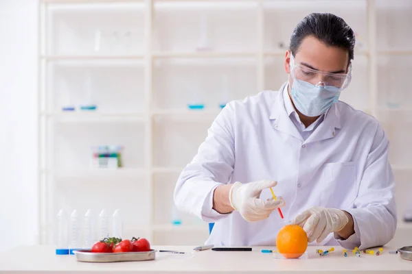 Expert op het gebied van mannelijke voeding die levensmiddelen in het lab test — Stockfoto