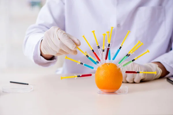 Expert op het gebied van mannelijke voeding die levensmiddelen in het lab test — Stockfoto