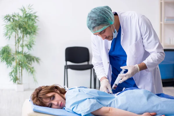 Kadın hasta klinikte iğne oluyor. — Stok fotoğraf