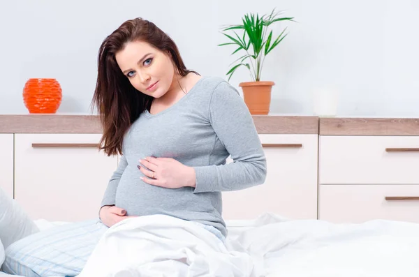 Wanita hamil muda di kamar tidur — Stok Foto