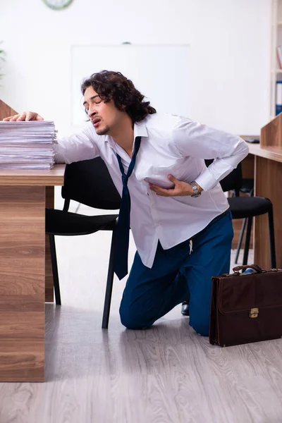 Junge männliche Mitarbeiter unzufrieden mit exzessiver Arbeit — Stockfoto