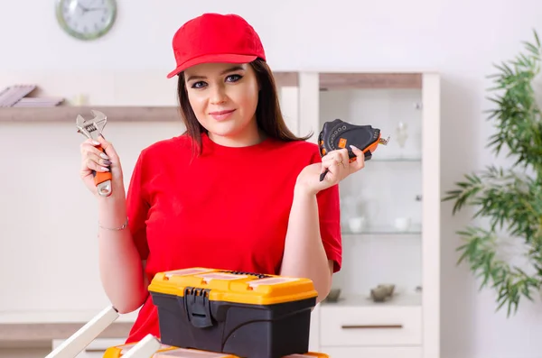 Junge Frau repariert Stuhl zu Hause — Stockfoto