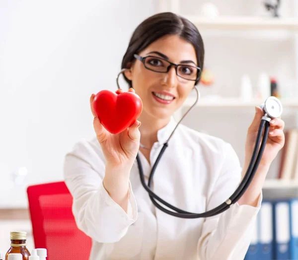 Joven doctor en concepto de cuidado del corazón —  Fotos de Stock