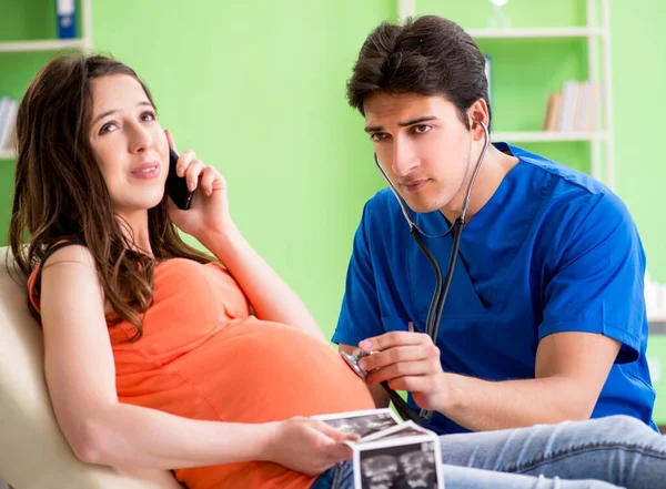 Terhes nő látogató férfi nőgyógyász a klinikán — Stock Fotó