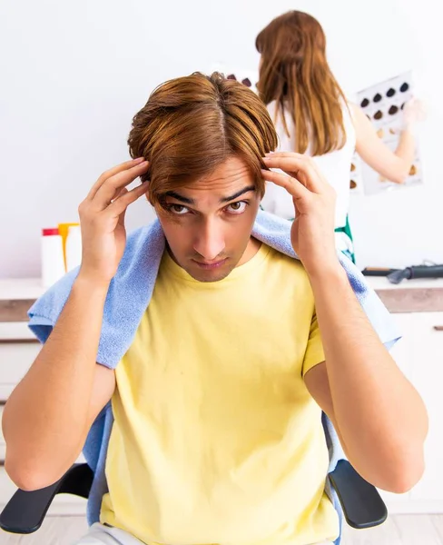 Peluquero mujer aplicando tinte al cabello del hombre — Foto de Stock