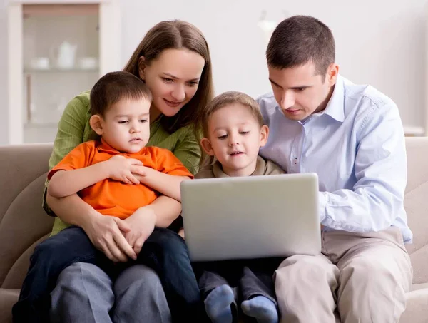 Giovane famiglia navigare in internet e guardando le foto — Foto Stock