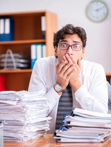 Genç yakışıklı iş adamı aşırı işten memnun değil.