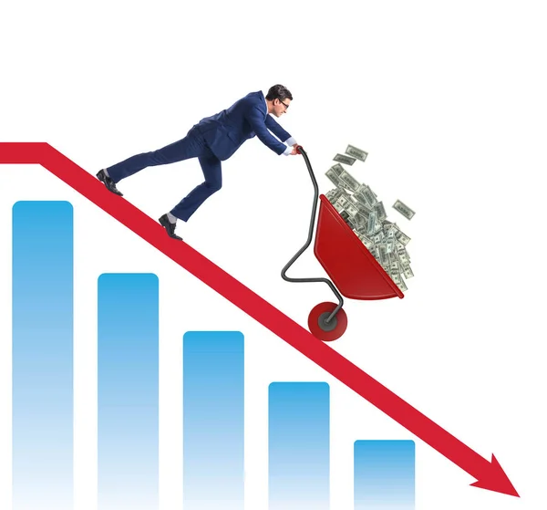 Affärsman trycka pengar skottkärra ner diagrammet — Stockfoto