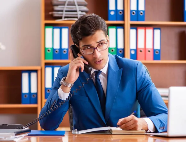 Jonge werknemer werkzaam op kantoor — Stockfoto