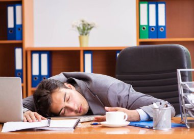 Ofiste çalışan genç bir çalışan.